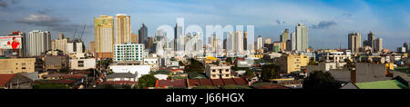 Panorama di Metro Manila giustapposti con vecchi edifici in città di Manila, isola di Luzon nelle Filippine. Foto Stock