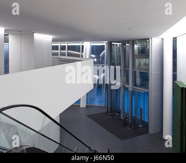 Vista interna dal livello di mezzanino. Angel Court, Londra, Regno Unito. Architetto: Fletcher Sacerdote, 2017. Foto Stock