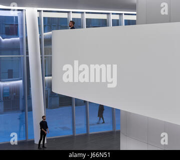 Vista interna dal livello di mezzanino. Angel Court, Londra, Regno Unito. Architetto: Fletcher Sacerdote, 2017. Foto Stock