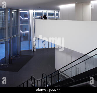 Vista interna dal livello di mezzanino. Angel Court, Londra, Regno Unito. Architetto: Fletcher Sacerdote, 2017. Foto Stock