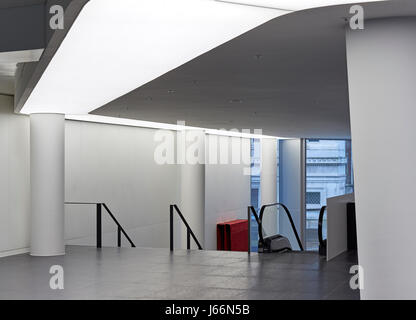 Vista interna dal livello di mezzanino. Angel Court, Londra, Regno Unito. Architetto: Fletcher Sacerdote, 2017. Foto Stock