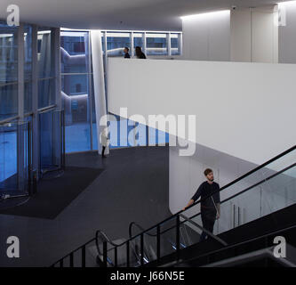 Vista interna dal superiore livello di mezzanino. Angel Court, Londra, Regno Unito. Architetto: Fletcher Sacerdote, 2017. Foto Stock