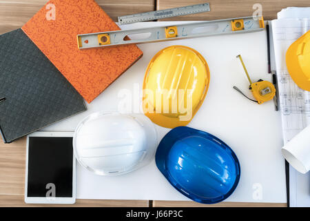 Ufficio Tecnico di sfondo scrivania con costruzione di idee progetto concetto, con il casco, apparecchiature di disegno tecnico e strumenti di misurazione. Vista da sopra Foto Stock