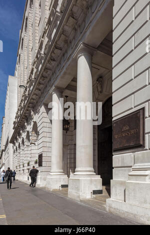 Ingresso sulla facciata principale su pollame. Il Ned Hotel, Londra, Regno Unito. Architetto: Sir Edwin Lutyens, 2014. Foto Stock