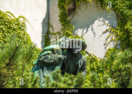 Due statue dello scultore Christian Plattner, nella parte anteriore del Ottoburg ,raffigurano un padre e figlio in commemorazione delle guerre contro l'esercito francese. Foto Stock