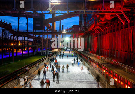 Pista di pattinaggio su ghiaccio, pattinaggio, impianto di cottura Zollverein, il complesso industriale delle Miniere di carbone dello Zollverein, patrimonio culturale mondiale dell UNESCO Zeche Zollverein, Essen, Foto Stock