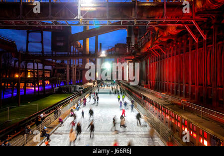 Pista di pattinaggio su ghiaccio, pattinaggio, impianto di cottura Zollverein, il complesso industriale delle Miniere di carbone dello Zollverein, patrimonio culturale mondiale dell UNESCO Zeche Zollverein, Essen, Foto Stock