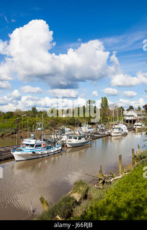 Commerciale barche da pesca legato in uno stretto canale di marea Foto Stock