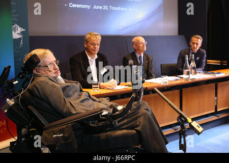 Il professor Stephen Hawking (sinistra) presso la Royal Society di Londra nel corso di una conferenza stampa dell'anteprima del Starmus scienza e arts festival che si svolgono in Norvegia il mese prossimo. Foto Stock