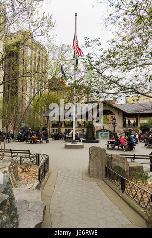 Columbus Park in primavera con cinesi locali e turisti, Chinatown, Manhattan, New York, Stati Uniti d'America Foto Stock