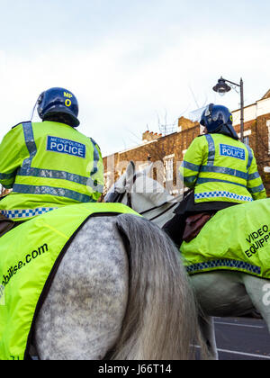 Montate i funzionari di polizia in giallo ad alta visibilità uniforme sul giorno della partita, Islington, London, Regno Unito Foto Stock