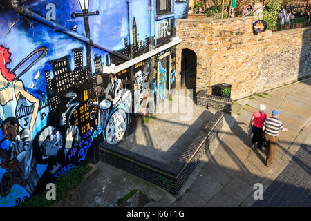 L'alzaia del Regent's Canal dal ponte di St Pancras Way, Londra, UK (Costituzione pub birreria con giardino e cantina di musica sulla sinistra) Foto Stock