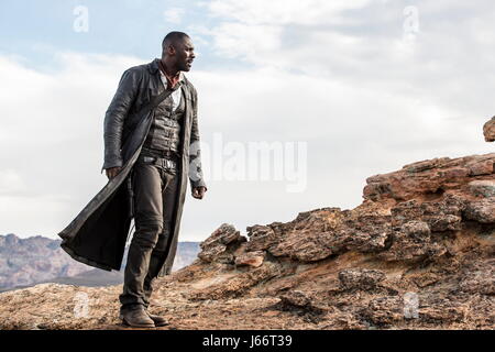 Data di rilascio: 28 luglio 2017 Titolo: La Torre scuro STUDIO: Columbia Pictures Regista: Nikolaj ArcelPLOT: Gunslinger Roland Deschain effettua il roaming selezionando un vecchio West-come il paesaggio in cerca del buio torre, nella speranza che il raggiungimento di esso consentirà di preservare il suo mondo morente starring: Idris Elba come Roland Deschain (credito: Columbia Pictures/Entertainment Immagini) Foto Stock