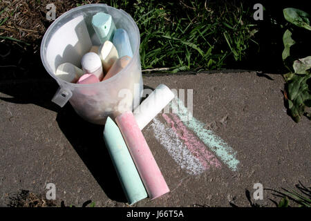 Capacità con il colore esterno chalk è sul marciapiede e vicino sono tre colore chalk Foto Stock