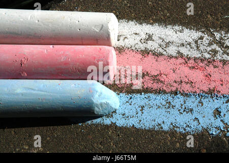 Tre gesso di colore bianco e rosso, il blu e il pattern di strisce sul marciapiede. Foto Stock