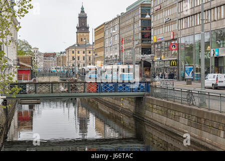 Göteborg, Svezia - 13 Maggio 2017: una tipica scena cittadina dal canale principale che corre attraverso Göteborg in Svezia. Foto Stock