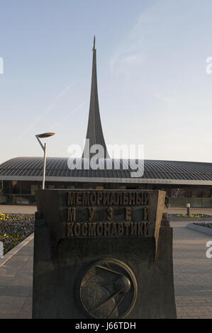 Il segno del Museo della cosmonautica con il monumento ai conquistatori di spazio, costruito per celebrare i successi del popolo sovietico nello spazio Foto Stock