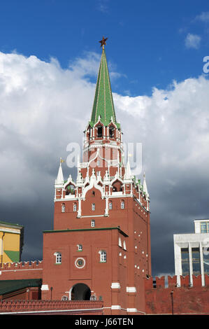 Mosca: vista del Troitskaya Tower (Torre della Trinità), una delle torri del Cremlino a parete, costruito nel 1495-1499 dall'architetto italiano Aloisio da Milano Foto Stock