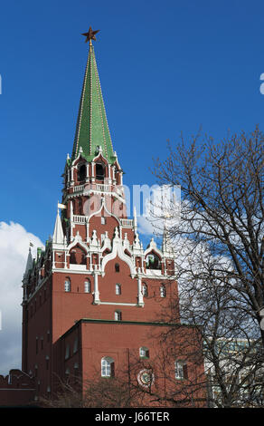 Mosca: vista del Troitskaya Tower (Torre della Trinità), una delle torri del Cremlino a parete, costruito nel 1495-1499 dall'architetto italiano Aloisio da Milano Foto Stock