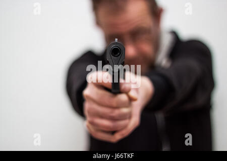 L'uomo con la pistola in mano e mirano ad un'altra persona, minacciando di sparare Foto Stock