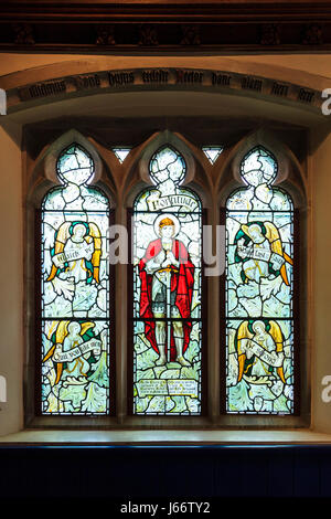 Finestra di vetro colorato nella chiesa del villaggio abbandonato di Tyneham nel Dorset, Regno Unito Foto Stock