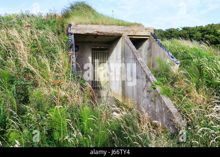 Ingresso a un mondo in disuso la Guerra II stazione radar bunker vicino Ringstead, Dorset, England, Regno Unito Foto Stock