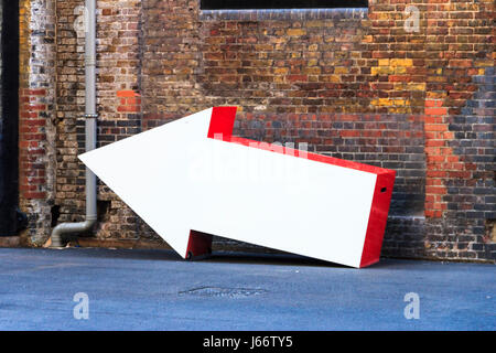 Freccia grande costruito a partire da un materiale plastico in una vecchia ferrovia sciavero al King's Cross durante la sua riconversione, London, Regno Unito Foto Stock