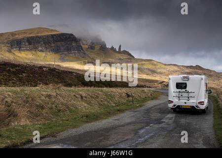 Camper parcheggiato in layby vicino al vecchio uomo di Storr, Trotternish, Isola di Skye in Scozia. Foto Stock