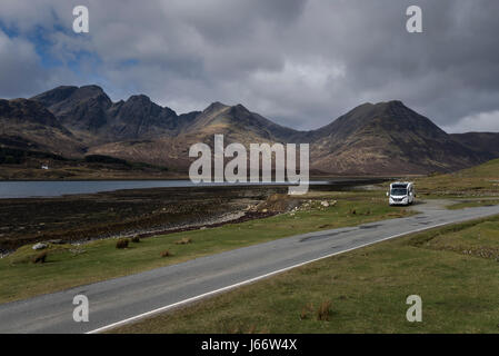 Bianco isolato camper parcheggiato in layby dal lato del Loch Slapin vicino Torrin sull'Isola di Skye in Scozia. Foto Stock