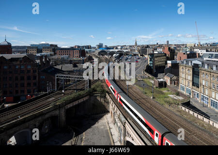 Vergine il treno in direzione sud legato avvicinando Newcastle upon Tyne Central Station, Inghilterra. Foto Stock