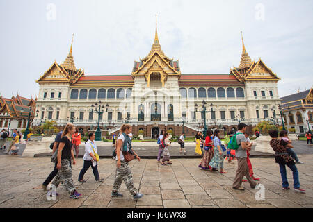 BANGKOK THAILANDIA 3 OTTOBRE-turistico a piedi passerete di fronte di Chakri Maha Prasat al Grand Palace (wat prakaew) importante pietra miliare di destinazione su octobe Foto Stock