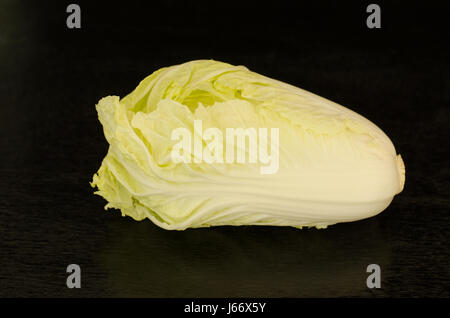 Cavolo Nappa.Cavolo cinese Brassica rapa L. (Pekinensis Gruppo) su sfondo nero Foto Stock