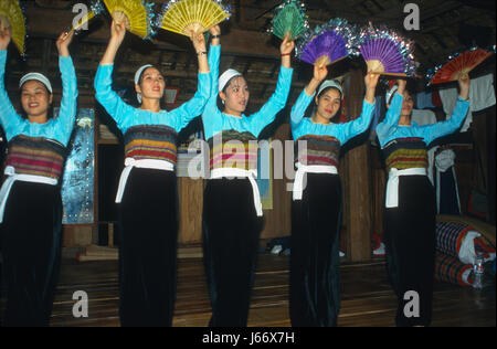 Hoa Binh, Provincia del Vietnam. White Tailandese donne della Valle di Mai Chau, SW di Hanoi, eseguire la danza tradizionale a loro longhouse Foto Stock