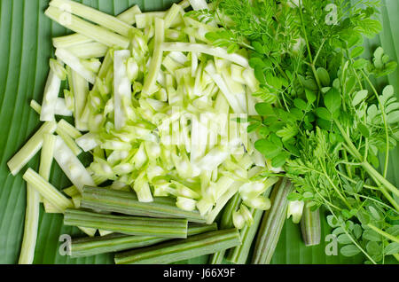 Moringa (Moringa Oleifera Lam) fetta su foglie di banano Foto Stock