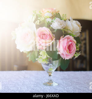 Rose fiori finti in vaso ,rose fiori in tessuto Foto Stock