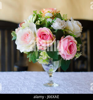 Rose fiori finti in vaso ,rose fiori in tessuto Foto Stock