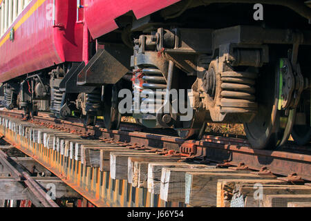 Vista inferiore della sospensione trainst su legno vecchio ponte ferroviario Foto Stock