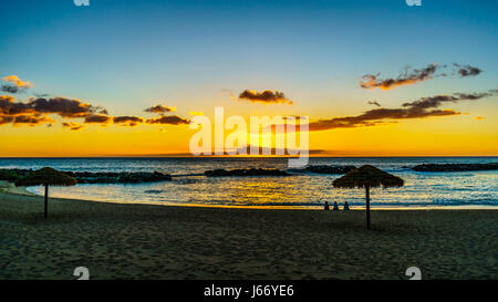 Tramonto sulla spiaggia di Honu Laguna, la seconda laguna e l'Oceano Pacifico con i suoi colorati sky a Ko Olina sulla costa ovest di Oahu, Hawaii Foto Stock