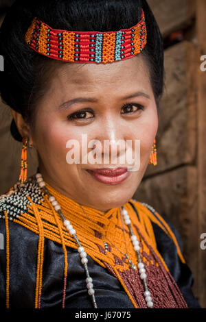 Close-up immagine ritratto di etnia indigena donna di cultura Torajan vestite nel tradizionale costume cerimoniali per un evento in Tana Toraja, Sulawesi Foto Stock