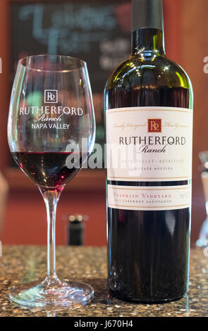 Il Cabernet Sauvignon bottiglia campione e vetro al Rutherford Ranch winery di Rutherford, Napa Valley, California del Nord, STATI UNITI D'AMERICA Foto Stock