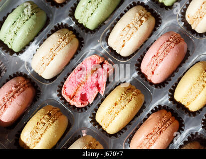 Una scatola di biscotti Macarons Foto Stock