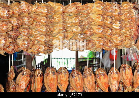 Pesci secchi da 370 km2-vicino a Ang Nam Ngum lago del serbatoio per la vendita in uno stallo di Ban Tha Heua Village market presso la punta nord del lago e c.2 Foto Stock