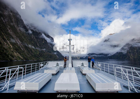 MILFORDSOUND NUOVA ZELANDA-agosto 30 : tourist sul tetto del milfordsound crociera con alta montagna sfondo su agosto30, 2015 in Milford Sound fiordland Foto Stock