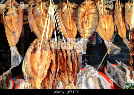 Pesci secchi da 370 km2-vicino a Ang Nam Ngum lago del serbatoio per la vendita in uno stallo di Ban Tha Heua Village market presso la punta nord del lago e c.2 Foto Stock