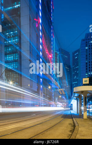 Il tram che passa la Bank of China edificio e HSBC Building, Central, Hong Kong, Cina Foto Stock