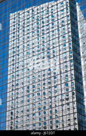 La riflessione di Jardine House di J P Morgan edificio, Hong Kong, Cina Foto Stock