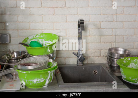 Utensili da cucina hanno bisogno di un lavaggio Foto Stock