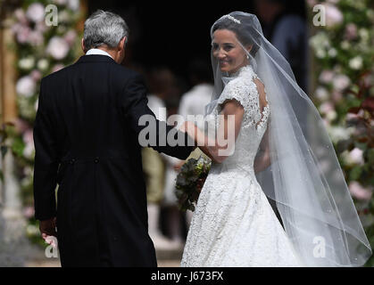 La Duchessa di Cambridge e la sorella di Pippa Middleton arriva con il loro padre Michael Middleton, a San Marco chiesa in Englefield, Berkshire, per il suo matrimonio al suo sposo milionario James Matthews a un evento doppiato il matrimonio della società dell'anno. Foto Stock