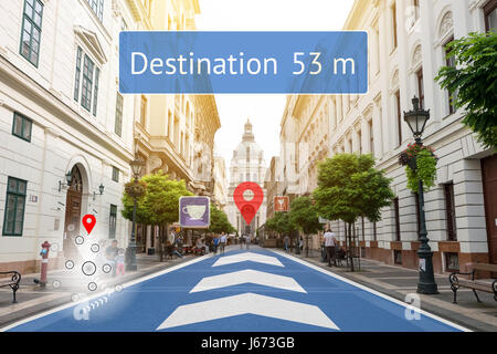 Augmented Reality technology , Navigazione virtuale concetto. Grafico di applicazione AR schermo per mostrare il luogo di destinazione. Foto Stock