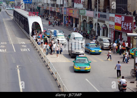 Pedoni e il traffico al Bus Rapid Transit Station, Yinchuan, Ningxia, Cina Foto Stock